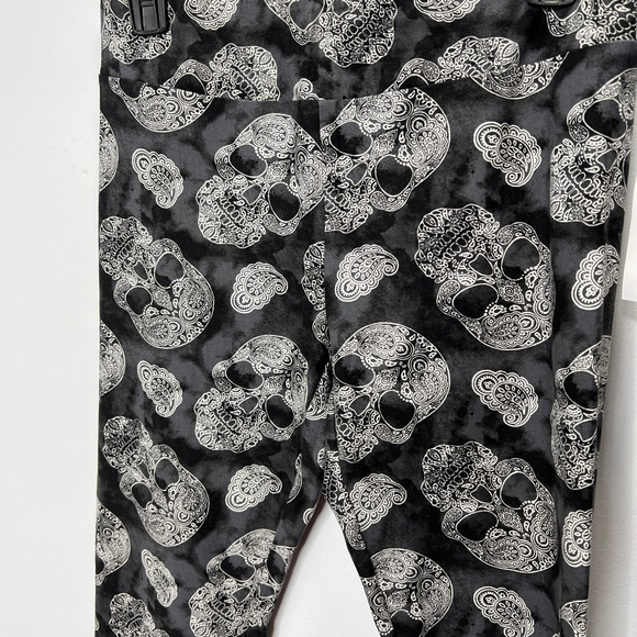 Celebrate Halloween nwt black acid wash paisley skeleton skulls - Picture 4 of 6